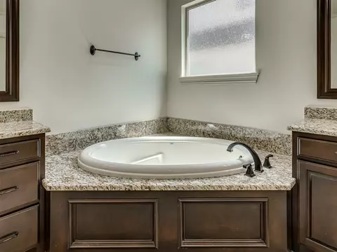 Bath - 5902 E 110th Pl, Tulsa, OK 74137 photo 5 of 16