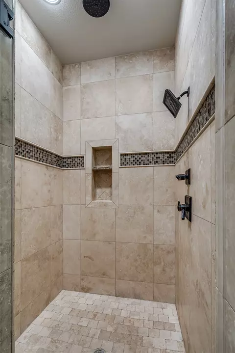Bath - 5902 E 110th Pl, Tulsa, OK 74137 photo 7 of 16