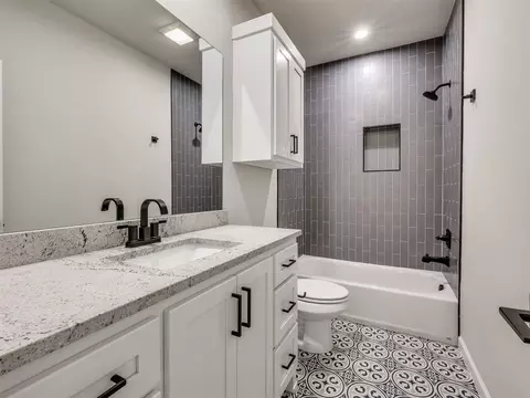 Bath - 3211 E 169th St S, Bixby, OK 74008 photo 15 of 17