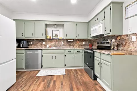 Kitchen - 19 S Whitaker St, Pryor, OK 74361 photo 2 of 4