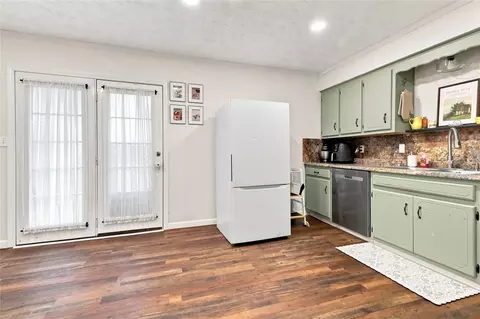Kitchen - 19 S Whitaker St, Pryor, OK 74361 photo 4 of 4