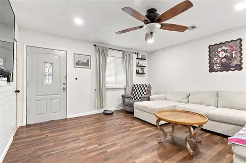 Living - 19 S Whitaker St, Pryor, OK 74361 photo 1 of 2