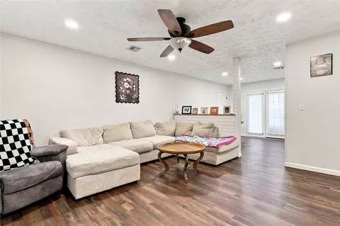 Living - 19 S Whitaker St, Pryor, OK 74361 photo 2 of 2