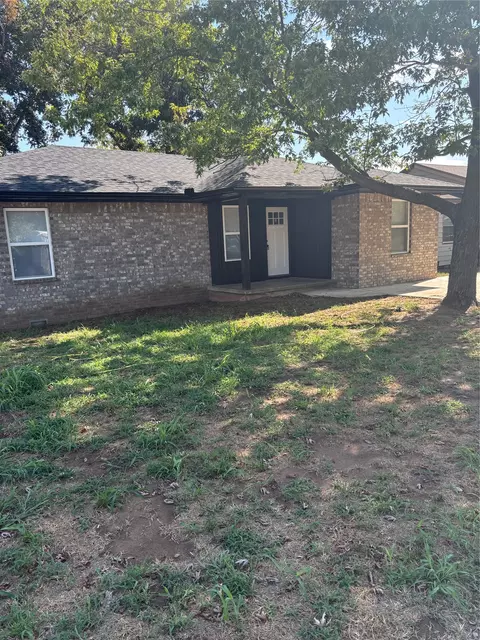 Exterior - 405 E 8th St, Cushing, OK 74023 photo 2 of 4