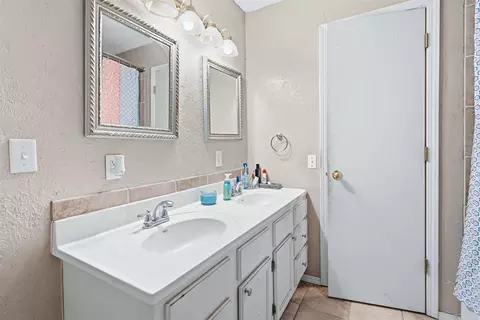 Bath - 108 Circle Dr, Davis, OK 73030 photo 2 of 2