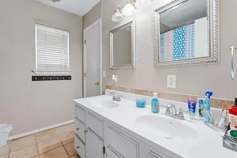 Bath - 108 Circle Dr, Davis, OK 73030 photo 1 of 2