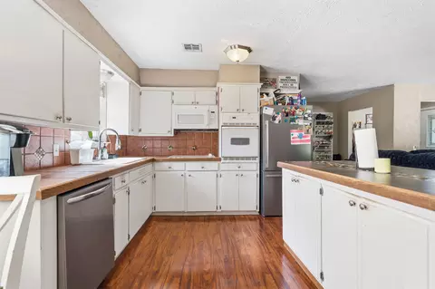 Kitchen - 108 Circle Dr, Davis, OK 73030 photo 2 of 2
