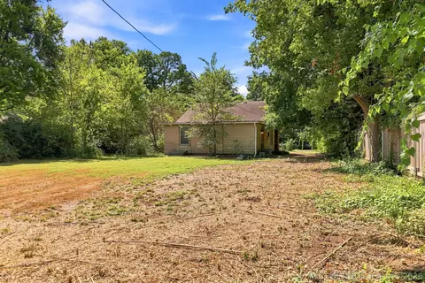 Exterior - 1313 E 66th Pl, Tulsa, OK 74136 photo 6 of 7