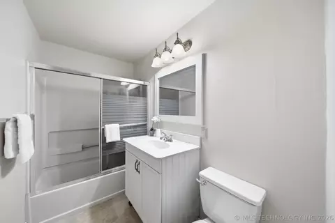 Bath - 1313 E 66th Pl, Tulsa, OK 74136 photo 2 of 3