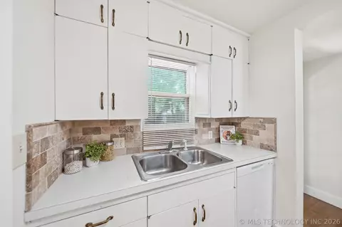 Kitchen - 1313 E 66th Pl, Tulsa, OK 74136 photo 2 of 5
