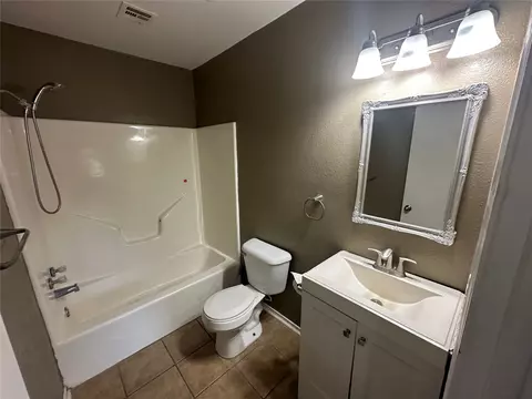 Bath - 413 E Leecraft, Colbert, OK 74733 photo 2 of 2