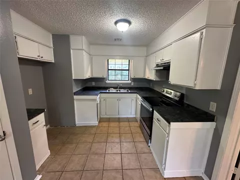 Kitchen - 413 E Leecraft, Colbert, OK 74733 photo 3 of 3