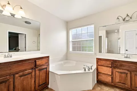 Bath - 20346 E 33rd St S, Broken Arrow, OK 74014 photo 4 of 4