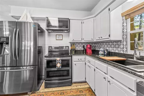 Kitchen - 424866 E 1169 Rd, Eufaula, OK 74432 photo 3 of 4
