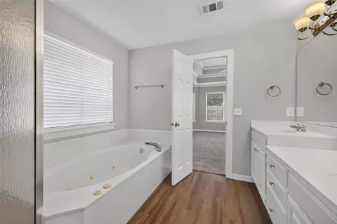 Bath - 14101 E 86th Ct N, Owasso, OK 74055 photo 2 of 3