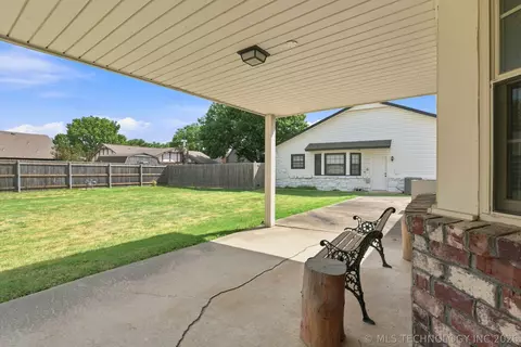 Exterior - 10009 E 40th St, Tulsa, OK 74146 photo 4 of 5