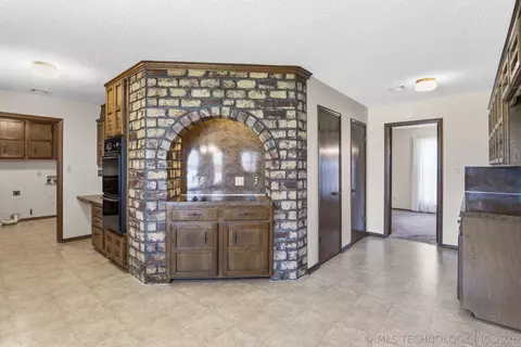 Entry Way - 10009 E 40th St, Tulsa, OK 74146 photo 3 of 3