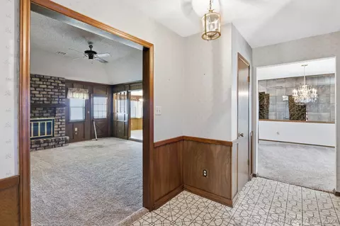 Entry Way - 10009 E 40th St, Tulsa, OK 74146 photo 2 of 3