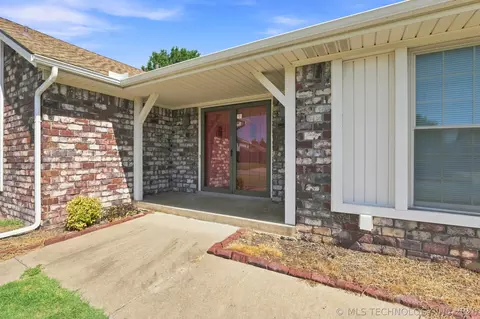 Exterior - 10009 E 40th St, Tulsa, OK 74146 photo 3 of 5
