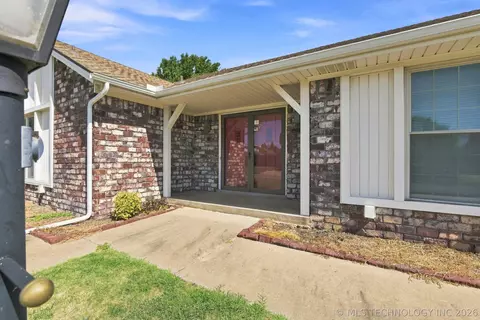 Exterior - 10009 E 40th St, Tulsa, OK 74146 photo 2 of 5