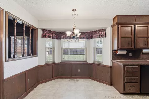 Dining - 10009 E 40th St, Tulsa, OK 74146 photo 1 of 4