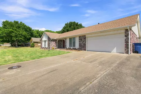 Exterior - 10009 E 40th St, Tulsa, OK 74146 photo 1 of 5