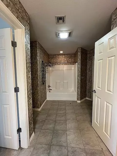 Bath - 7826 E 100th St, Tulsa, OK 74133 photo 4 of 4