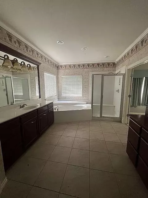 Bath - 7826 E 100th St, Tulsa, OK 74133 photo 2 of 4
