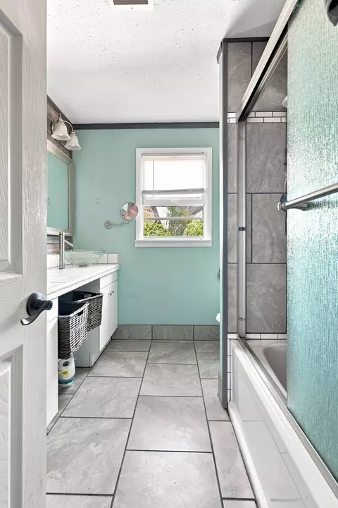 Bath - 919 W North Ave, Checotah, OK 74426 photo 1 of 2