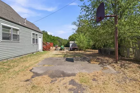 Exterior - 919 W North Ave, Checotah, OK 74426 photo 3 of 6