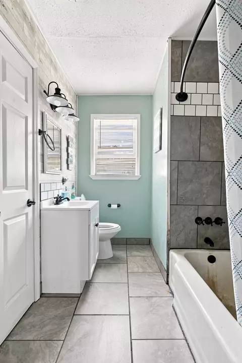 Bath - 919 W North Ave, Checotah, OK 74426 photo 2 of 2