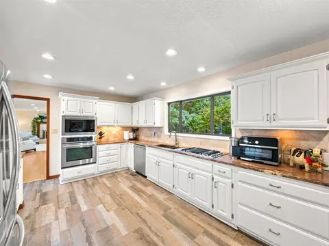 Kitchen - 6213 E 78th Pl, Tulsa, OK 74136 photo 4 of 6