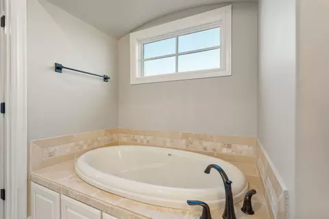 Bath - 14504 E 80th St N, Owasso, OK 74055 photo 4 of 5