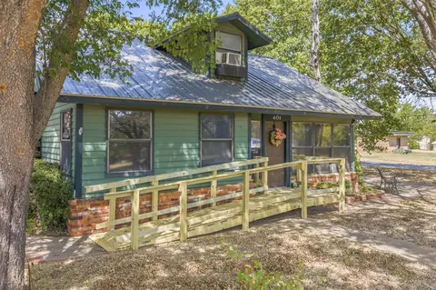 Exterior - 401 S 10th St, Comanche, OK 73529 photo 2 of 13