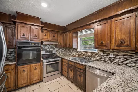 Kitchen - 11913 E 38th Pl, Tulsa, OK 74146 photo 2 of 3