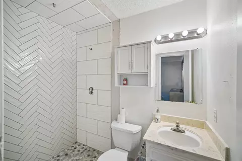 Bath - 11913 E 38th Pl, Tulsa, OK 74146 photo 2 of 2