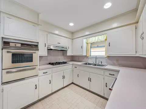Kitchen - 904 Elgin Pl, Broken Arrow, OK 74012 photo 3 of 4