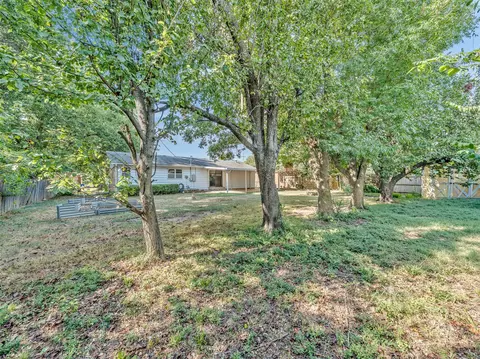 Exterior - 904 Elgin Pl, Broken Arrow, OK 74012 photo 8 of 10