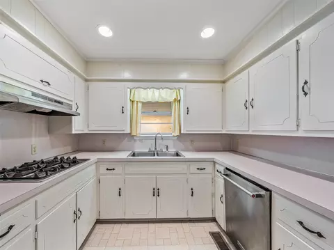 Kitchen - 904 Elgin Pl, Broken Arrow, OK 74012 photo 4 of 4