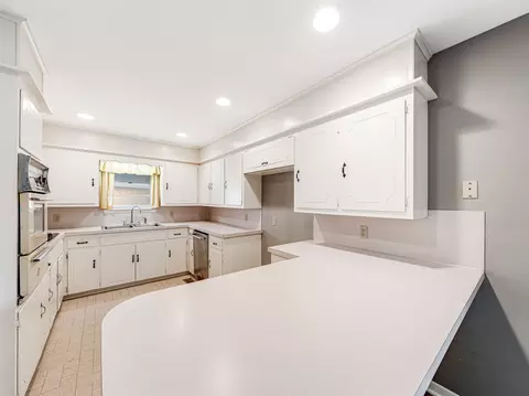 Kitchen - 904 Elgin Pl, Broken Arrow, OK 74012 photo 2 of 4