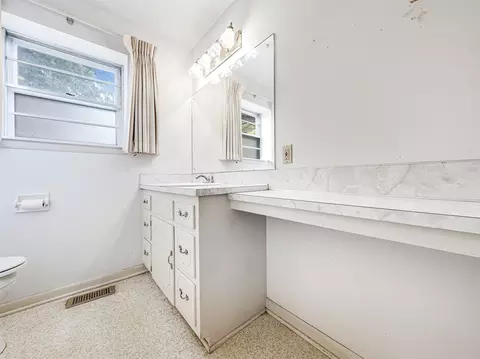 Bath - 904 Elgin Pl, Broken Arrow, OK 74012 photo 2 of 4