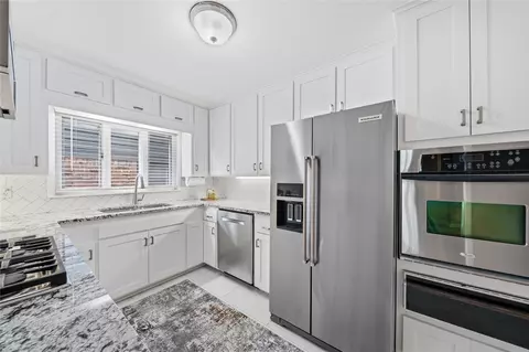 Kitchen - 4326 E 60th Pl, Tulsa, OK 74135 photo 2 of 4