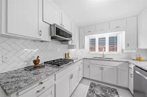 Kitchen - 4326 E 60th Pl, Tulsa, OK 74135 photo 3 of 4