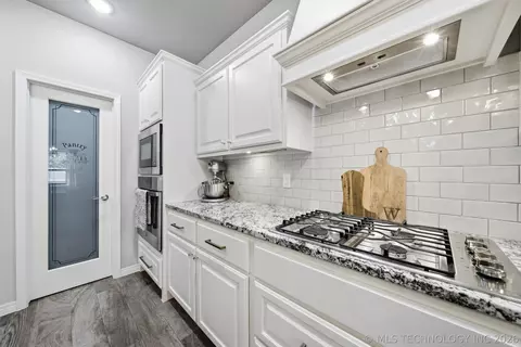 Kitchen - 205 N Phillips St, Skiatook, OK 74070 photo 6 of 6