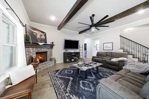 Living - 205 N Phillips St, Skiatook, OK 74070 photo 2 of 2