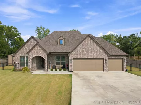 Exterior - 205 N Phillips St, Skiatook, OK 74070 photo 1 of 4