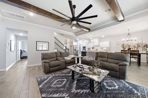 Living - 205 N Phillips St, Skiatook, OK 74070 photo 1 of 2