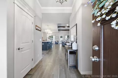 Entry Way - 205 N Phillips St, Skiatook, OK 74070 photo 1 of 5