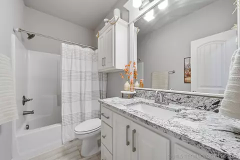 Bath - 205 N Phillips St, Skiatook, OK 74070 photo 4 of 5