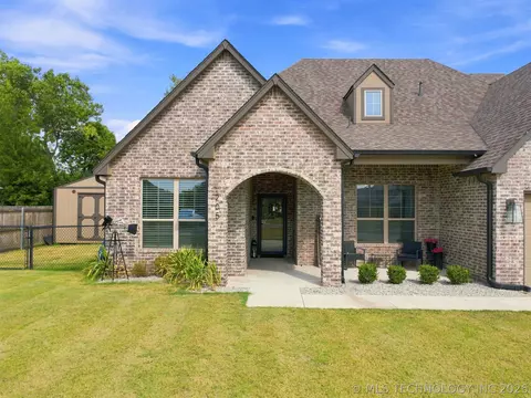 Exterior - 205 N Phillips St, Skiatook, OK 74070 photo 2 of 4